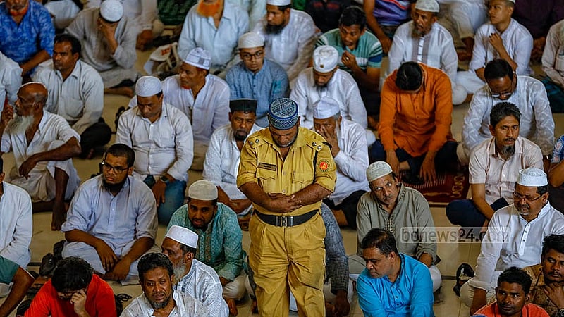 জাতীয় মসজিদ বায়তুল মোকাররমে শুক্রবার জুমার নামাজে এক ব্যক্তি। ছবি: মাহমুদ জামান অভি