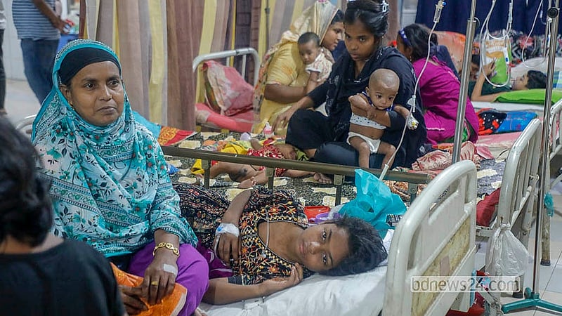 ঢাকার মুগদা মেডিকেল কলেজ হাসপাতালের অষ্টম তলায় বিশেষ ওয়ার্ডে চিকিৎসা নিচ্ছে হামের উপসর্গ নিয়ে ভর্তি হওয়া শিশুরা