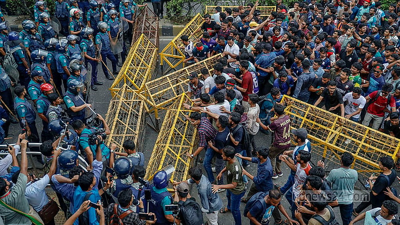 রাজধানীর মৎস্য ভবনের সামনে ব্যারিকেড ভেঙ্গে প্রধান উপদেষ্টার বাসভবন যমুনা অভিমুখে জগন্নাথ বিশ্ববিদ্যালয়ের শিক্ষার্থী-শিক্ষকদের লংমার্চ। ছবি: মাহমুদ জামান অভি