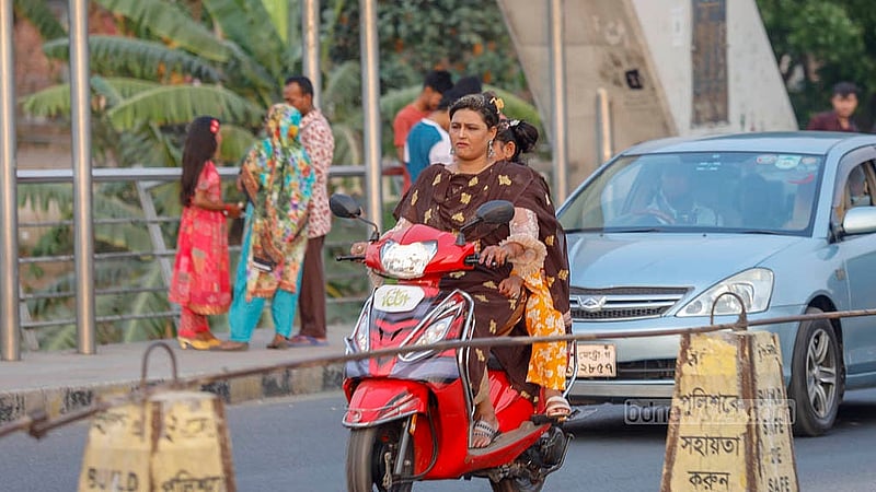 ঈদের ছুটিতে পরিবার নিয়ে অনেকেই বেড়াতে আসেন হাতিরঝিলে। পুলিশের তৎপরতা না থাকায় হেলমেট ছাড়াই মোটরসাইকেলে চলাচল করতে দেখা যায় অনেককে। ছবি: মাহমুদ জামান অভি