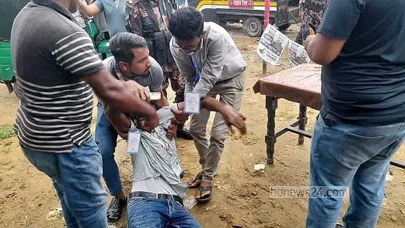 সিলেটের একটি কেন্দ্রে জাল ভোট দেওয়ার ছবি তোলা হলে এক সাংবাদিকের ওপর হামলা হয়