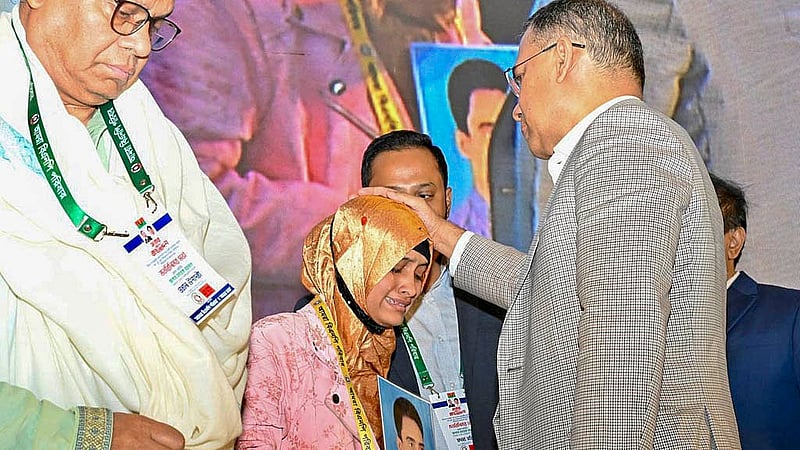রাজধানীর বাংলাদেশ-চীন মৈত্রী সম্মেলন কেন্দ্রে শনিবার তারেক রহমানের সঙ্গে মতবিনিময় সভায় কান্নায় ভেঙে পড়েন গুম-খুন ও নির্যাতনের শিকার পরিবারের এক সদস্য