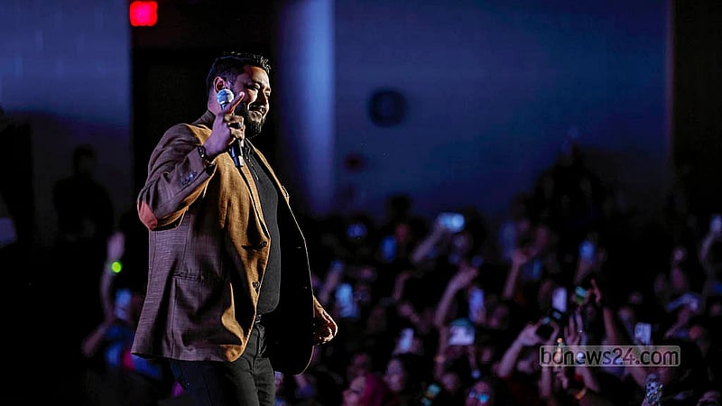যুক্তরাষ্ট্রের ভার্জিনিয়া উড ব্রিজ হাই স্কুল প্রাঙ্গণে ‘ডিএমিভি বাংলা বিট ফেস্ট’ অনুষ্ঠানে গান গাইছেন প্রতীক হাসান। ছবি: নূর আহমেদ জিলাল
