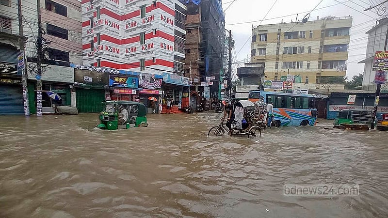 চট্টগ্রাম নগরীতে সোমবার সকালে টানা ৩ ঘণ্টা বৃষ্টির পর চকবাজার এলাকায় সড়কের উপর হাঁটু পানি দেখা যায়। ছবি: মিঠুন চৌধুরী