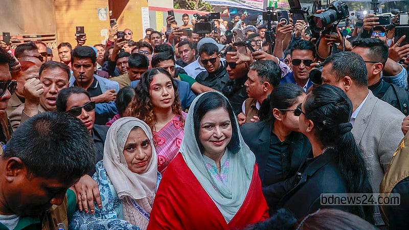 ত্রয়োদশ সংসদ নির্বাচন ও গণভোটে গুলশান মডেল হাই স্কুল অ্যান্ড কলেজ কেন্দ্রে ভোট দেওয়া শেষে একসঙ্গে বের হয়ে আসেন জুবাইদা রহমান ও মেয়ে জাইমা রহমান