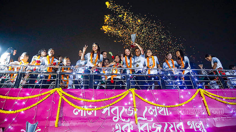 শাহজালাল আন্তর্জাতিক বিমানবন্দরে বৃহস্পতিবার সন্ধ্যায় সাফ উইমেনস ফুটসালের প্রথম আসর জয়ী নারী ফুটবলারদের ছাদ খোলা বাসে উল্লাস