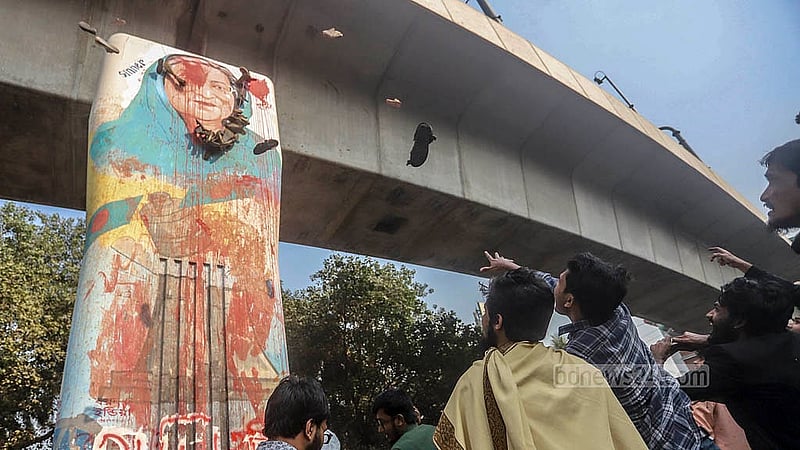 ঢাকা বিশ্ববিদ্যালয়ের রাজু ভাস্কর্য সংলগ্ন মেট্রোরেল পিলারে শেখ হাসিনার প্রতিকৃতিতে সোমবার জুতা নিক্ষেপ করা হয়। ছবি: আব্দুল্লাহ আল মমীন