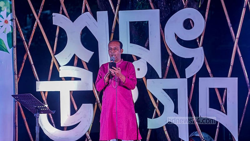 ঢাকা বিশ্ববিদ্যালয়ের বকুলতলায় শুক্রবার ষড়ঋতু উদযাপন জাতীয় কমিটি আয়োজিত শরৎ উৎসবে ছিল কবিতা আবৃত্তিও। ছবি: আব্দুল্লাহ আল মমীন