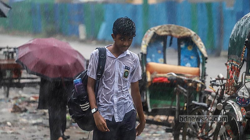 বৃষ্টিতে ভিজে ভিজে স্কুল থেকে বাড়িতে ফিরছে এক শিক্ষার্থী। বৃহস্পতিবার রাজধানীর মালিবাগ এলাকা থেকে তোলা। ছবি: আব্দুল্লাহ আল মমীন
