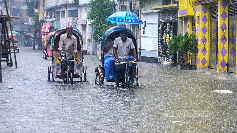 হাঁটু সমান পানিতে তলিয়ে আছে পুরান ঢাকার হোসেনি দালান সড়ক।