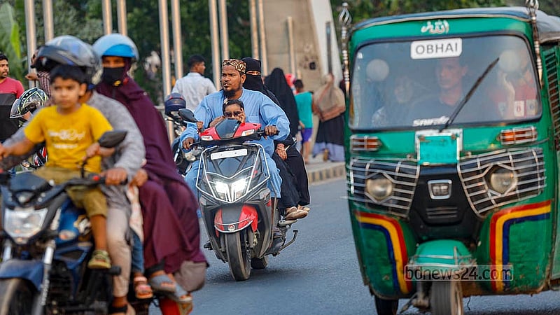 ঈদের ছুটিতে পরিবার নিয়ে অনেকেই বেড়াতে আসেন হাতিরঝিলে। পুলিশের তৎপরতা না থাকায় হেলমেট ছাড়াই মোটরসাইকেলে চলাচল করতে দেখা যায় অনেককে। ছবি: মাহমুদ জামান অভি