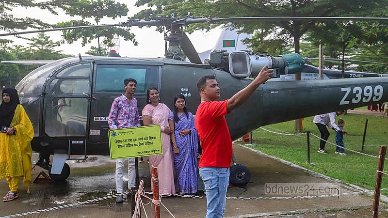 উড়োজাহাজের একদম কাছাকাছি দাঁড়িয়ে ক্যামারাবন্দি হওয়ার চেষ্টা। সোমবার বিমান বাহিনী  জাদুঘরে। ছবি: আব্দুল্লাহ আল মমীন