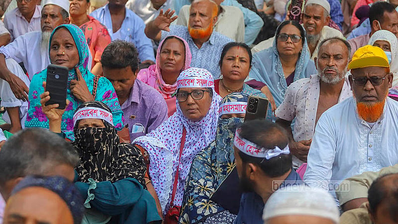 কেন্দ্রীয় শহীদ মিনার প্রাঙ্গণে রোববার প্রাথমিক শিক্ষক সমিতির (জাতীয়করণকৃত) সমাবেশে দেশের বিভিন্ন প্রান্ত থেকে আসা শিক্ষকরা।  ছবি: আব্দুল্লাহ আল মমীন