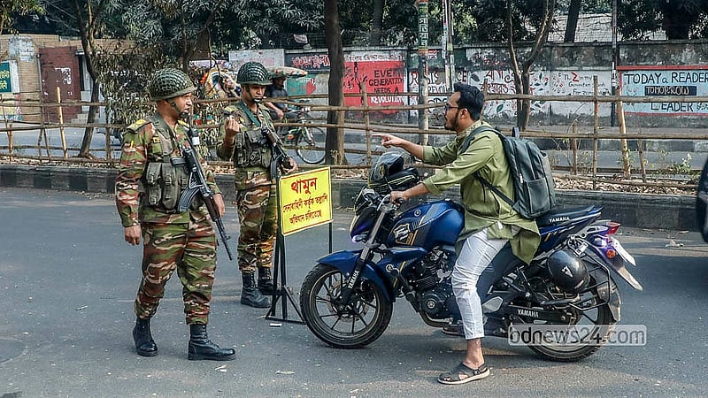 ত্রয়োদশ সংসদ নির্বাচন ঘিরে রাজধানীর আজিমপুর মোড়ে তল্লাশি চৌকিতে তৎপর সেনা সদস্যরা। ছবি: আব্দুল্লাহ আল মমীন