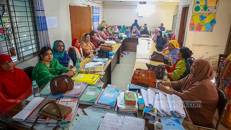 কেন্দ্রীয় কর্মসূচির অংশ হিসেবে মতিঝিলের আইডিয়াল সরকারি প্রাথমিক বিদ্যালয়ের শিক্ষকরা রোববার কর্মবিরতি পালন করেন