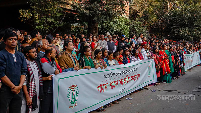 ছায়ানট আক্রান্ত হওয়ার প্রতিবাদে মঙ্গলবার বিকালে ধানমন্ডিতে ছায়ানট সংস্কৃতি ভবনের সামনে কাঁধে কাঁধ মিলিয়ে গানে গানে সংহতি সমাবেশ হয়েছে