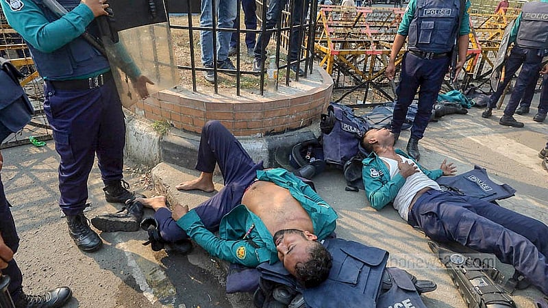 ‘ধর্ষণ ও নিপীড়নের বিরুদ্ধে বাংলাদেশ’ ব্যানারে গণপদযাত্রা আটকে দিলে পুলিশের সঙ্গে আন্দোলনকারীদের ধস্তাধস্তি ও মারামারিতে আহত পুলিশ সদস্যরা।