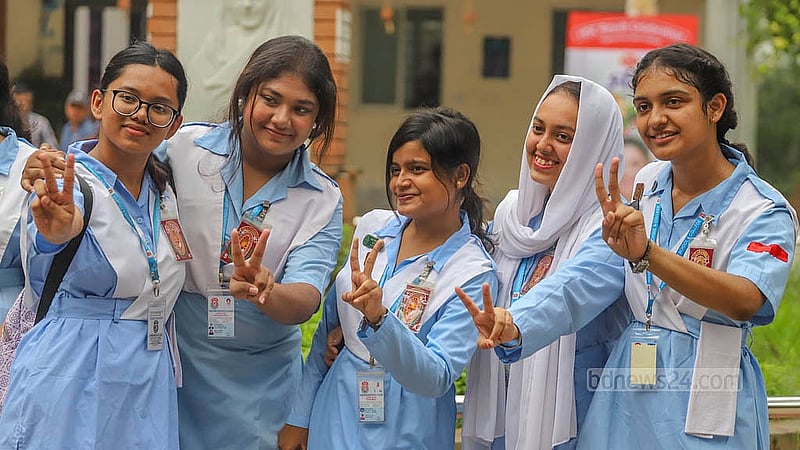 এইচএসসি পরীক্ষার ফলাফল ভালো হওয়ায় মঙ্গলবার বেইলি রোডের ভিকারুননিসা নূন স্কুল অ্যান্ড কলেজের শিক্ষার্থীদের বিজয় সংকেত। ছবি: আব্দুল্লাহ আল মমীন