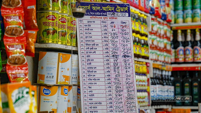 কারওয়ান বাজারের মুদি দোকানগুলোতে ঝোলানো হয়েছে সব পণ্যের মূল্য তালিকা। ওই তালিকা অনুযায়ী পণ্য বিক্রির কথা বলছেন ব্যবসায়ীরা