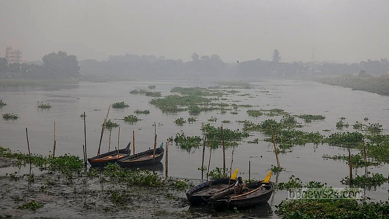 শীতলক্ষ্যা নদীতে ভরদুপুরে এ কুয়াশা কি শীতের বার্তা দিচ্ছে নাকি পরিবেশের কোনো বৈরী প্রভাব তা বোঝা মুশকিল, বললেন স্থানীয় একজন। ছবি: মাহমুদ জামান অভি