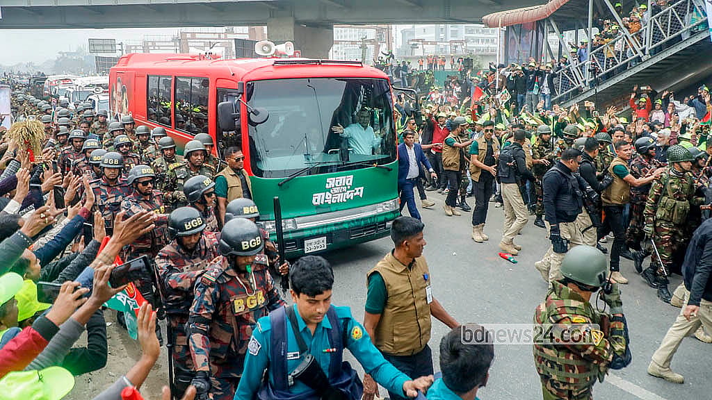 লাল-সবুজের বাসে করে হযরত শাহজালাল আন্তর্জাতিক বিমানবন্দর থেকে ৩০০ ফিট সড়কে সংবর্ধনাস্থলে যান তারেক রহমান। বিএনপির ফেসবুক পেজ থেকে নেওয়া ছবি।