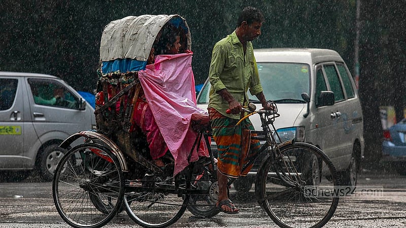 মৌসুমি বায়ুর প্রভাবে বৃহস্পতিবার সকাল থেকেই বৃষ্টি ঝরেছে বিরতিহীনভাবে। ছবি: মাহমুদ জামান অভি