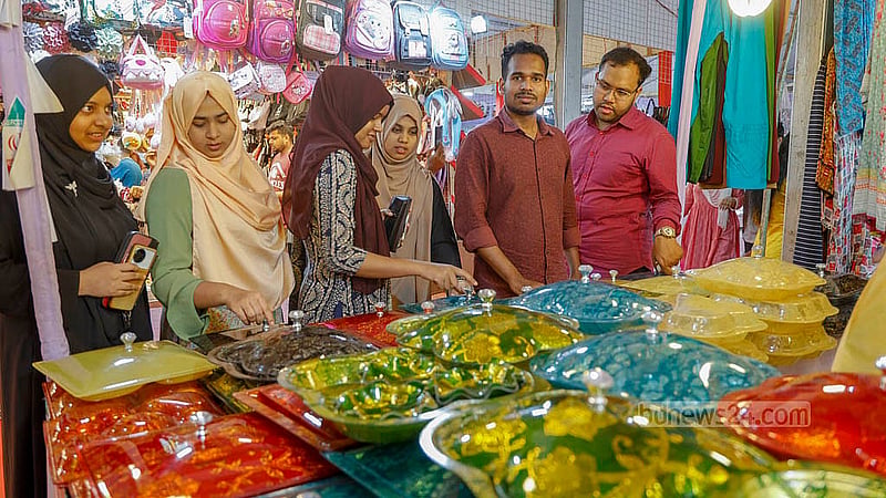 ঢাকার আগারগাঁওয়ে চীন মৈত্রী সম্মেলন কেন্দ্রে আন্তর্জাতিক বাণিজ্য মেলায় ইরানি একটি স্টলে দর্শনার্থীরা। ছবি: মাহমুদ জামান অভি