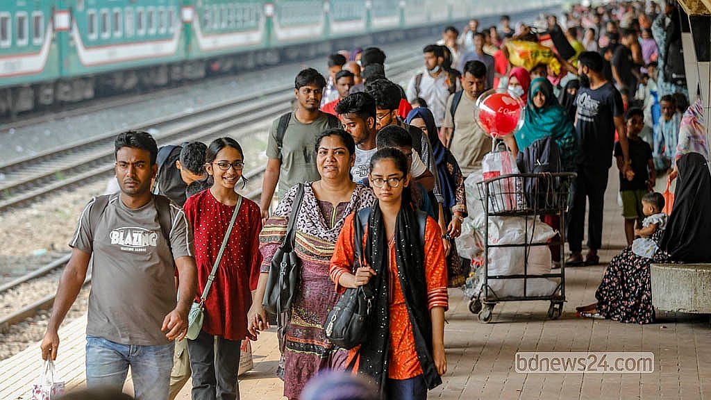 ঈদের ছুটি শেষ। প্রতিদিন সড়ক ও নৌপথের পাশাপাশি ট্রেনে করে ঢাকায় ফিরছে হাজারো পরিবার।  ছবি: আব্দুল্লাহ আল মমীন