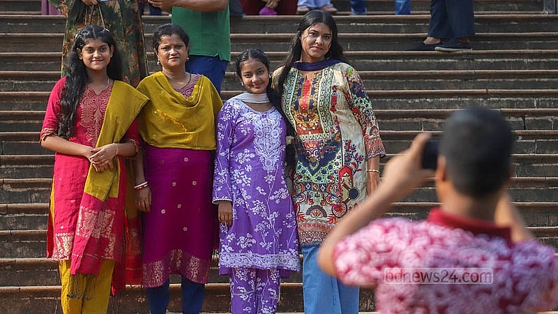 ভ্রমণের স্মৃতি ধরে রাখার প্রয়াস। শুক্রবার পুরান ঢাকার আহসান মঞ্জিল জাদুঘরে।  ছবি: আব্দুল্লাহ আল মমীন