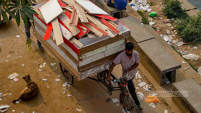 সোহরাওয়ার্দী উদ্যানে বইমেলা শেষ হওয়ার পর কাঠ ও বোর্ডগুলো কিনে নিয়ে যাচ্ছে অনেকে। ছবি: মাহমুদ জামান অভি