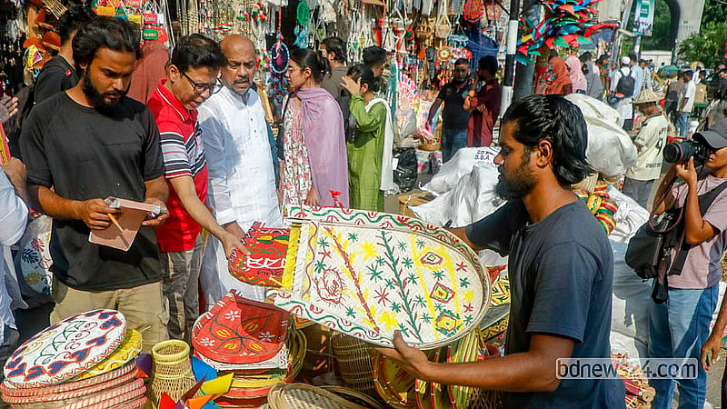 বৈশাখের আগে প্রতিবারের মতো এবারও ক্রেতাদের আনাগোনা বেড়েছে ঢাকা বিশ্ববিদ্যালয়ের দোয়েল চত্বরের কারুশিল্পের দোকানগুলোতে