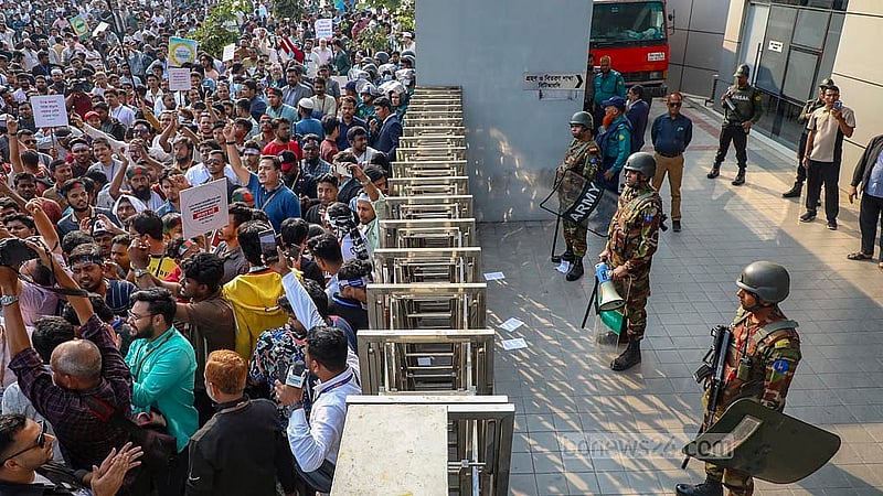 ঢাকার আগারগাঁওয়ে মোবাইল ফোন ব্যবসায়ীদের বিক্ষোভের সময় বিটিআরসি ভবনের সামনে ছিল আইনশৃঙ্খলা বাহিনীর সতর্ক অবস্থান।