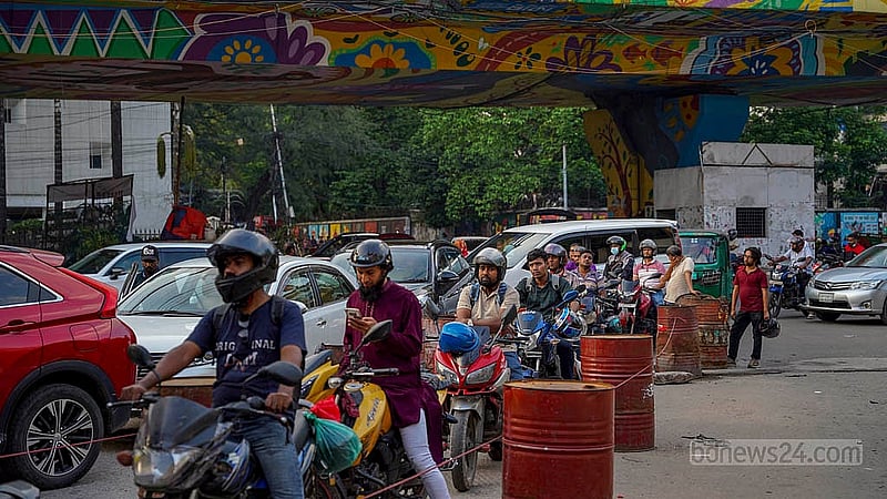 জ্বালানি তেল সংকটে রাজধানীর মহাখালী এলাকার ফিলিং স্টেশনগুলোতে মোটরসাইকেলের দীর্ঘ লাইন।  ছবি: তানজিনুর রহমান ভূইয়া