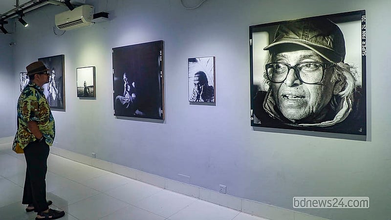 আলোকচিত্রী নাসির আলী মামুনের একক প্রদর্শনী ‘ফটোজিয়াম: লাইফ অফ পোয়েট্রি’ চলছে ঢাকার আলিয়াঁস ফ্রঁসেজে।  ছবি: আব্দুল্লাহ আল মমীন