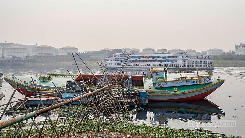 ঢাকার শ্যামপুরের মুন্সীখোলা এলাকায় ড্রেজার দিয়ে বাল্কহেড থেকে বালু তুলে নদী তীরে ফেলা হচ্ছে