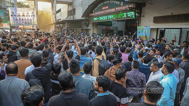 ইনকিলাব মঞ্চের আহ্বায়ক শরীফ ওসমান বিন হাদির উপর হামলার খবরে অনেকেই ভিড় করেন ঢাকা মেডিকেল কলেজ হাসপাতালে।