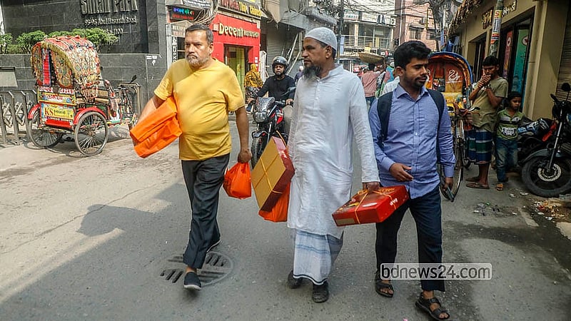 শবে বরাত উপলক্ষে স্বজনদের দিতে চকবাজার থেকে নকশা করা পাউরুটি কিনে নিয়ে যাচ্ছে অনেকেই
