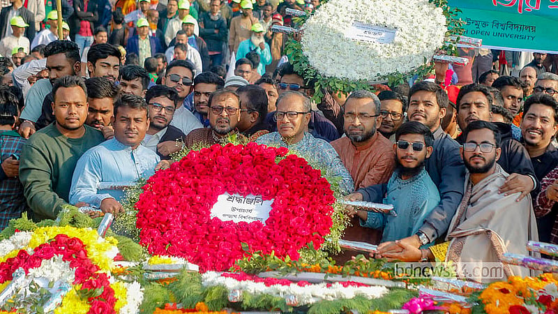 বিজয় দিবসে মঙ্গলবার সকালে সাভারের জাতীয় স্মৃতিসৌধে শ্রদ্ধা নিবেদন করেন জগনাথ বিশ্ববিদ্যালয়ের উপাচার্য অধ্যাপক রেজাউল করিম