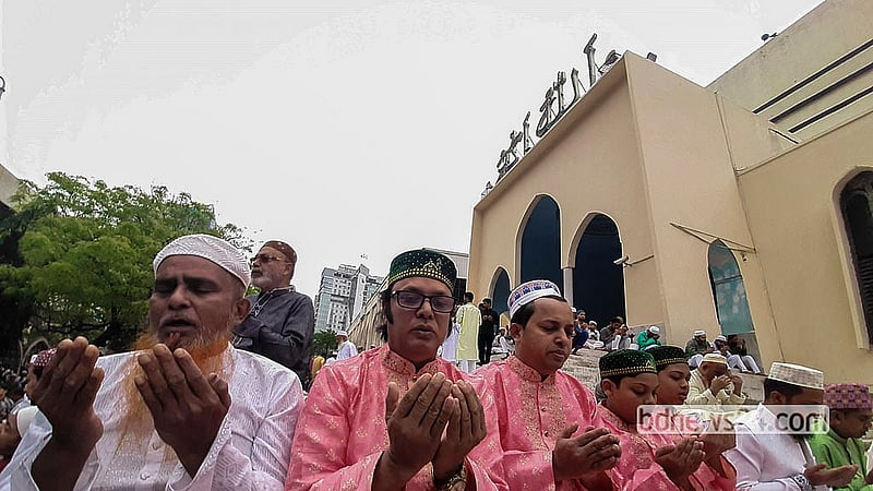 বায়তুল মোকাররম জাতীয় মসজিদে শনিবার সকালে ঈদুল ফিতরের নামাজ শেষে দেশ, জাতি ও বিশ্বের মঙ্গল কামনায় মোনাজাতে অংশ নেন মুসলমানরা