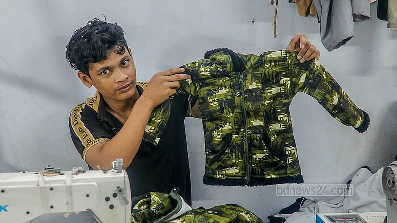পাইকারদের চাহিদা ও নকশা অনুযায়ী তৈরি হচ্ছে বিভিন্ন ধরনের শীতবস্ত্র। ঢাকার ফরাশগঞ্জের একটি কারখানা থেকে তোলা।  ছবি: আব্দুল্লাহ আল মমীন
