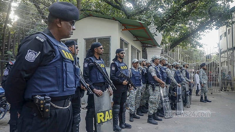 জুলাই অভ্যুত্থানে মানবতাবিরোধী অপরাধের মামলার রায় ঘিরে সোমবার আন্তর্জাতিক অপরাধ ট্রাইব্যুনালের ফটকের বাইরে আইনশৃঙ্খলা বাহিনীর অবস্থান। ছবি: আব্দুল্লাহ আল মমীন