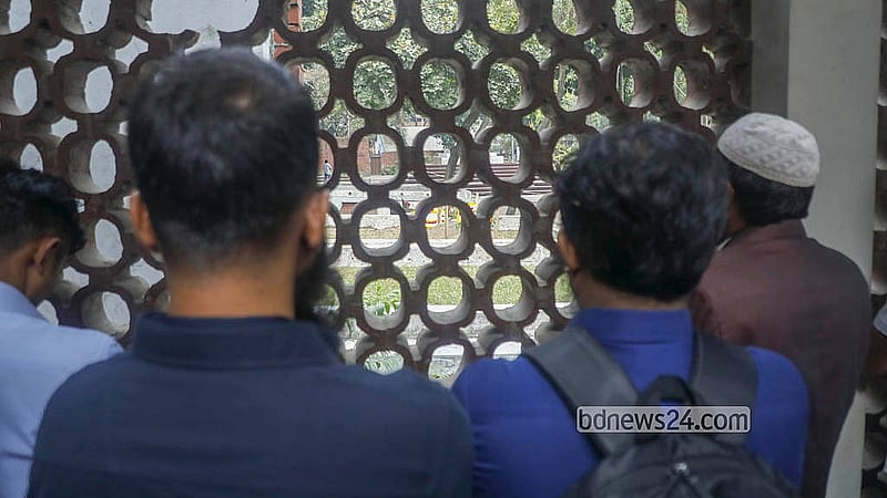 জাতীয় কবি কাজী নজরুল ইসলামের সমাধির পাশে সমাহিত ইনকিলাব মঞ্চের আহ্বায়ক শরীফ ওসমান হাদির কবর একপলক দেখার জন্য মানুষের ভিড়