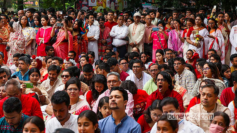 বাংলা নববর্ষের সকালে মঙ্গলবার রমনা বটমূলে ছায়ানটের অনুষ্ঠানে সবাই আসেন বৈশাখী সাজে।