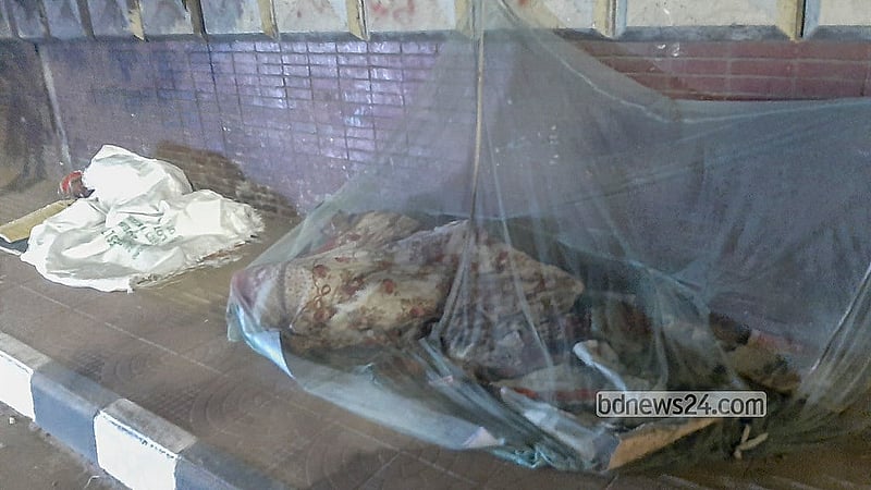 কুয়াশার সঙ্গে কনকনে ঠান্ডা বাতাসে রাজধানীতে বেড়েছে শীত। তাতে ফুটপাতে রাত কাটানো মানুষেরা পড়েছেন দুর্ভোগে। ছবি: আব্দুল্লাহ আল মমীন