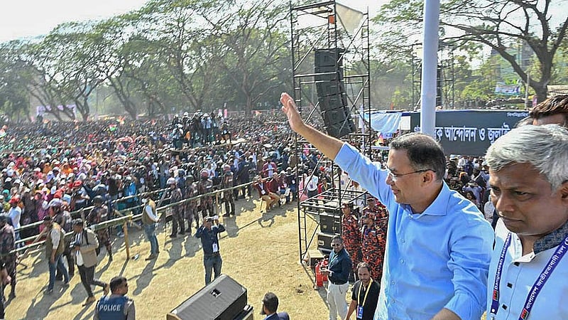 যশোর বিরামপুর স্কুল মাঠে সোমবার নির্বাচনি জনসভায় বক্তব্য দেওয়ার আগে উপস্থিত সমর্থকদের উদ্দেশে হাত নেড়ে শুভেচ্ছা জানান বিএনপির চেয়ারম্যান তারেক রহমান।