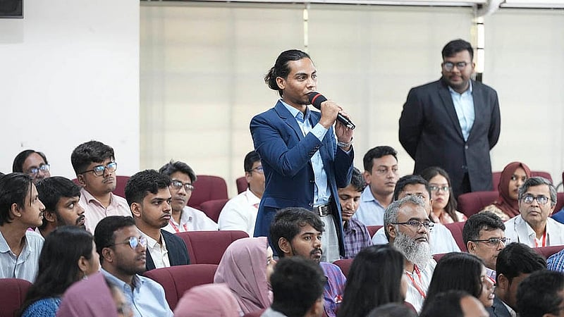 ঢাকা বিশ্ববিদ্যালয়ের অধ্যাপক মোজাফফর আহমদ চৌধুরী অডিটোরিয়ামে মঙ্গলবার উন্মুক্ত মতবিনিময় সভায় প্রধানমন্ত্রী তারেক রহমানকে বিভিন্ন প্রশ্ন করেন শিক্ষার্থীরা। ছবি: পিএমও
