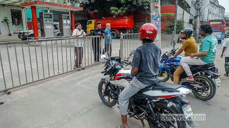 তেল সংকটে রাজধানীর ফজলে রাব্বী সড়কের একটি ফিলিং স্টেশন সোমবার বন্ধ দেখা যায়