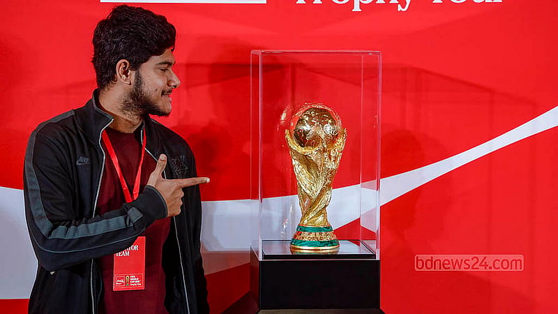 ঢাকার র‍্যাডিসন ব্লু হোটেলে বুধবার ফুটবল বিশ্বকাপের ট্রফির পাশে দাঁড়িয়ে নানান ভঙ্গিমায়