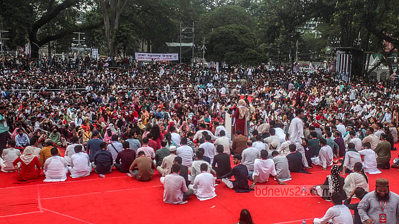 কেন্দ্রীয় শহীদ মিনার প্রাঙ্গণে রোববার জাতীয় নাগরিক পার্টির ‘নতুন বাংলাদেশের ইশতেহার’ সমাবেশে নেতাকর্মীদের ভিড়। ছবি: আব্দুল্লাহ আল মমীন