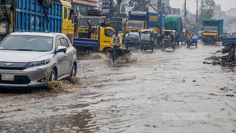 রাজধানীর শ্যামপুর সড়কে বৃষ্টির পানি জমে রয়েছে অনেকটা সময় ধরে